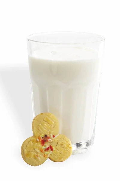 牛乳とクッキーはスタジオのガラス — ストック写真