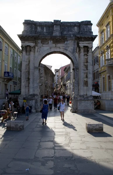 Római Diadalív Sétálóövezet Történelmi Város Pula Isztria Horvátország Európa — Stock Fotó
