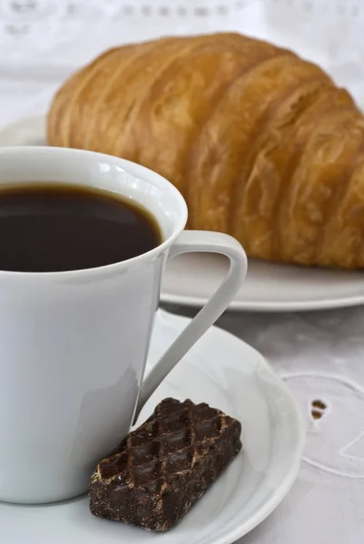 Tasse Kaffee Schokokekse Und Croissant — Stockfoto