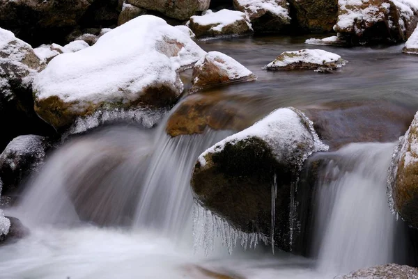 Floração Água Sobre Rochas Cobertas Gelo Cataratas Kuhflucht Farchant Baviera — Fotografia de Stock