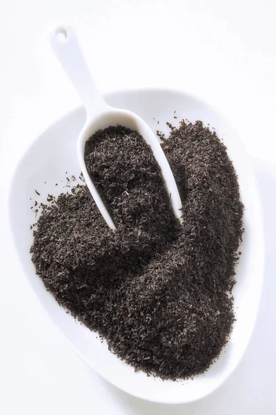 Schwarzer Tee Auf Weißem Teller Mit Löffel — Stockfoto