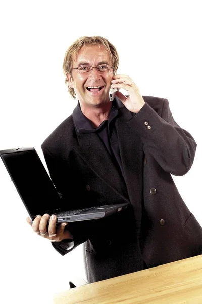 Homem Radiante Falando Celular Celular Segurando Laptop — Fotografia de Stock