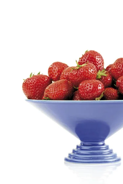 Blaue Schale Gefüllt Mit Erdbeeren — Stockfoto