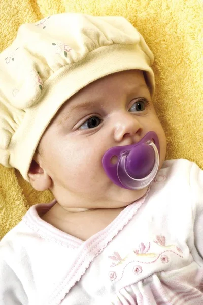 小宝宝戴着一顶口里有苏打水的帽子 — 图库照片