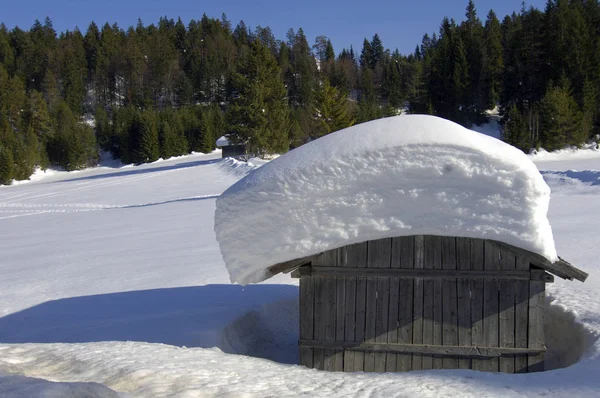 Almacén en paisaje cubierto de nieve — Foto de Stock