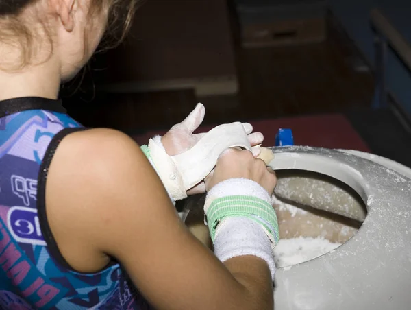 Tillbaka Syn Kvinnliga Unga Gymnast Sätter Krita Hennes Händer — Stockfoto