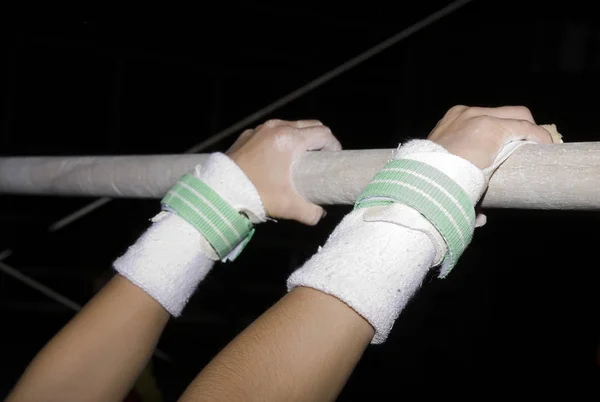 Manos Gimnasta Femenina Barra Horizontal — Foto de Stock