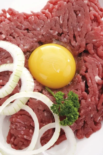 Tartare Tuorlo Uovo Anelli Cipolla Crudi Prezzemolo Vicino — Foto Stock