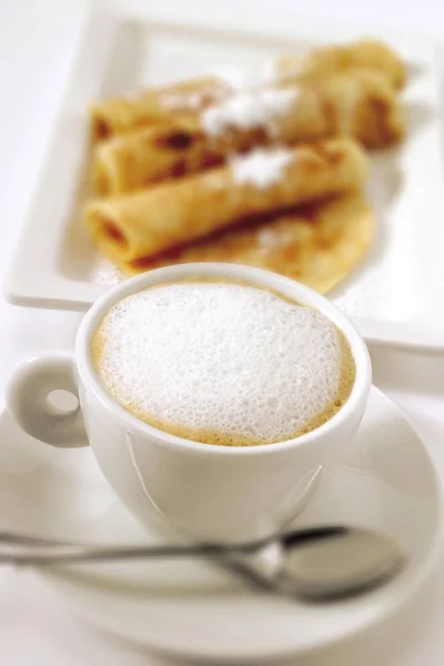 Tasse Cappuccino Verschwommene Crêpes Hintergrund — Stockfoto