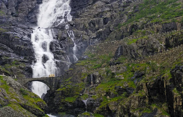 Puente Piedra Cascada Stigfossen Trollstigen Noruega Escandinavia Europa — Foto de Stock