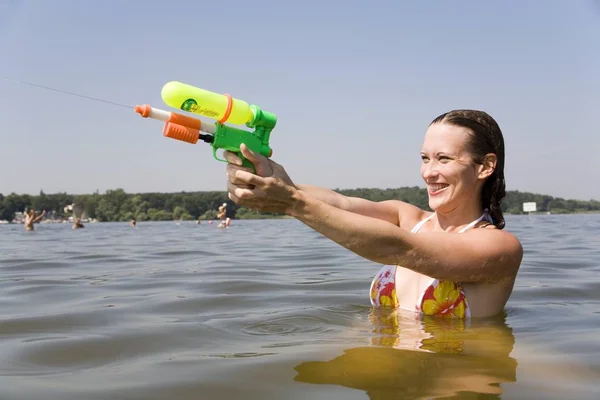 Mujer Joven Con Una Bomba Pistola Lago Playa Baño Wannsee —  Fotos de Stock