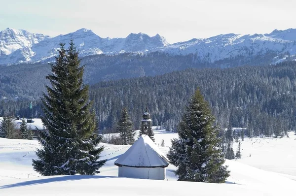 Kapell i vinter berg — Stockfoto