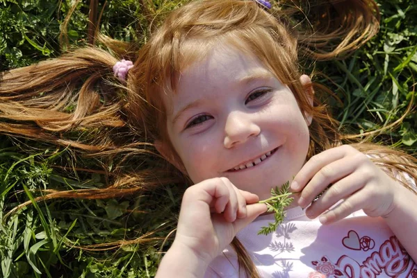 Antonia Ment Joue Dans Une Prairie Est Heureuse — Photo