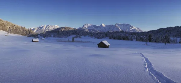 Holzhäuser auf verschneitem Land — Stockfoto