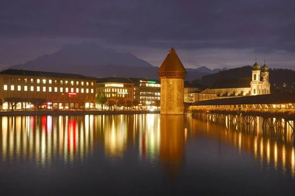 夕暮れ ルツェルン スイス ヨーロッパの Kapellbruecke Mit 給水塔 — ストック写真