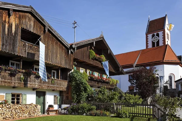 Tradiční Domy Kostel Wackersberg Horní Bavorsko Německo — Stock fotografie