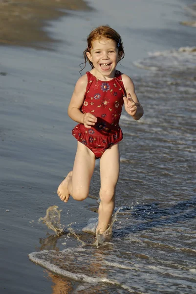 Menina Correndo Longo Praia — Fotografia de Stock