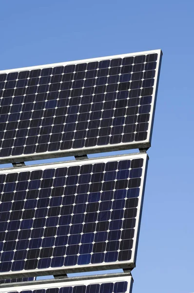 エネルギー生成のための太陽光発電プラント — ストック写真