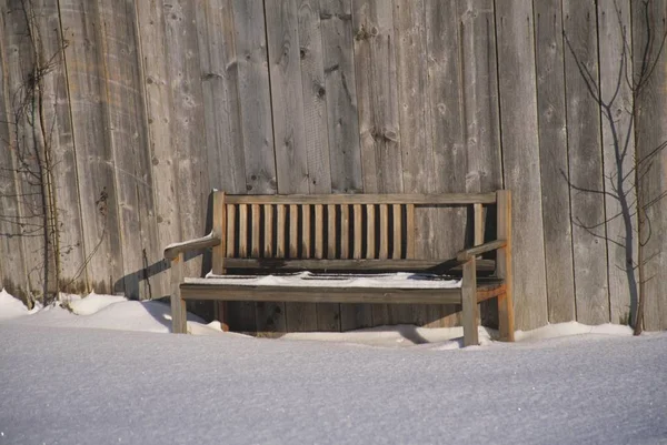 Houten Bank Een Stapel Hooi Winter — Stockfoto