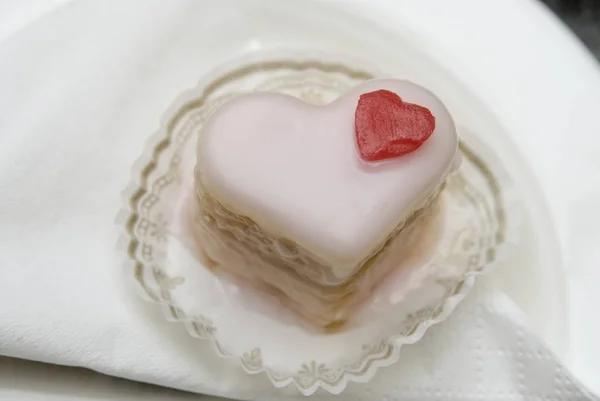 Liten Hjerteformet Kake Til Valentinsdag – stockfoto