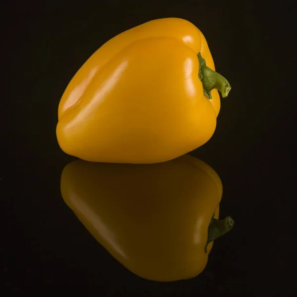 Yellow Bell Pepper Black Surface Reflection — Stock Photo, Image