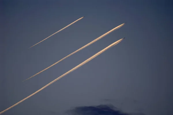 Vliegtuigen Met Contrails Samenstellen — Stockfoto