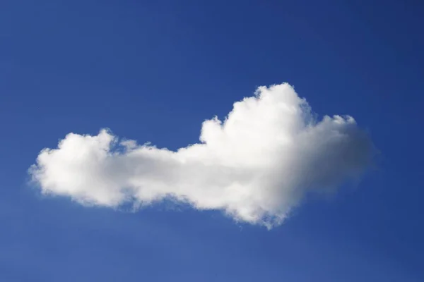 Blick Auf Klaren Himmel Mit Wolken — Stockfoto
