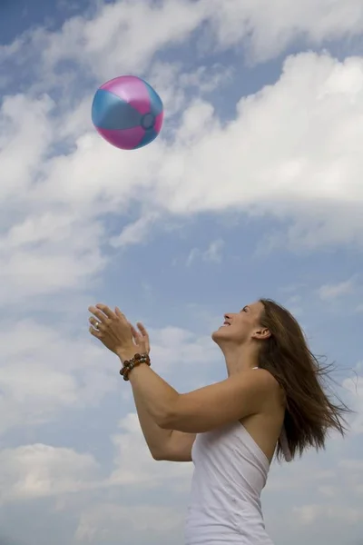 Mujer Joven Playa Frente Cielo Nublado Brillante Verano Atrapa Una —  Fotos de Stock