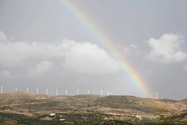 Ουράνιο Τόξο Πάνω Από Εγκαταστάσεων Αιολικής Ενέργειας Κοντά Στο Παλαίκαστρο — Φωτογραφία Αρχείου