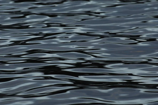 Strukturen Auf Fließender Wasseroberfläche — Stockfoto