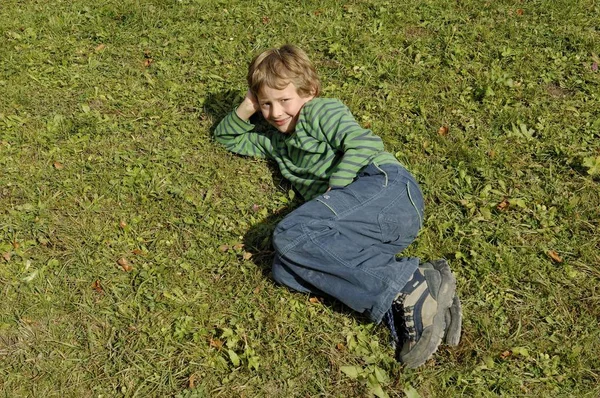 Dokuz Yaşındaki Çocuk Bir Çayırda Rahatça Yatıyor — Stok fotoğraf