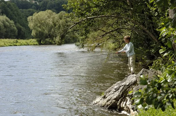 Pesca Ragazzo Nove Anni Fiume Moldava Vicino Zlata Koruna Boemia — Foto Stock