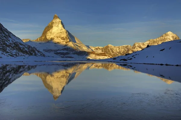 Matterhorn Refletido Riffelsee Zermatt Valais Suíça Europa — Fotografia de Stock