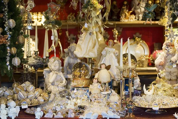 Weihnachtsmarkt Mit Schönen Traditionellen Figuren Und Dekorationen — Stockfoto
