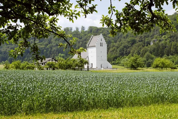 ローマの城の基礎壁上に構築された Boehming 地区の Eichstaett 上部ババリア ドイツ娘教会聖ヨハネス バプテスト — ストック写真