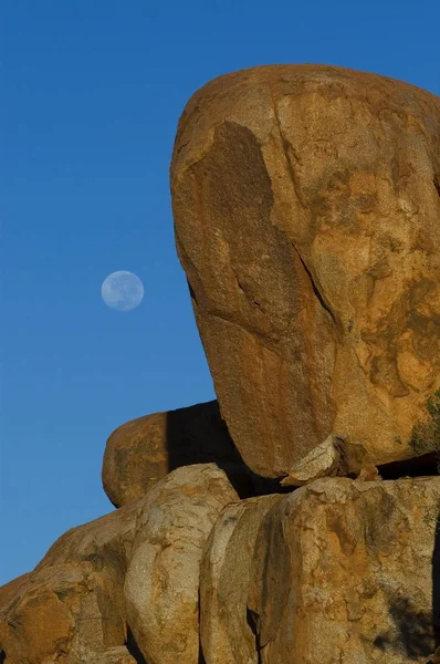 Marmi Del Diavolo Con Luna Piena Territorio Del Nord Australia — Foto Stock
