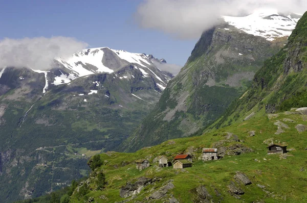 Geiranger 峡湾之上的山小屋 — 图库照片