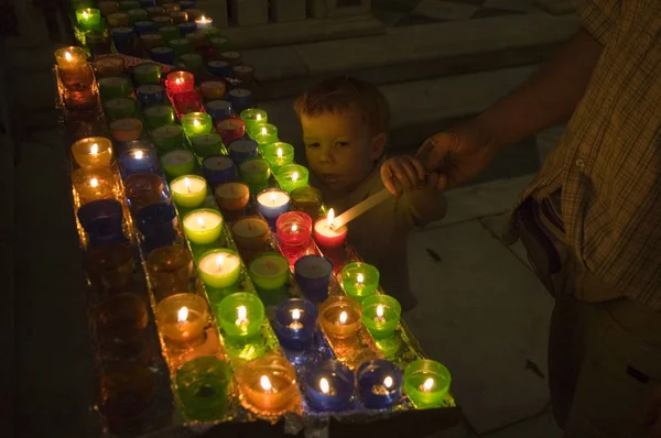 Kind Zündet Kerze Der Kirche — Stockfoto