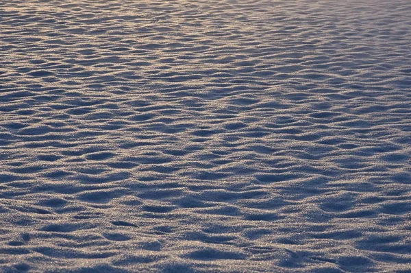 Земля зимой покрыта снегом — стоковое фото