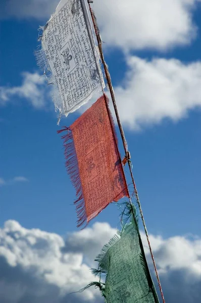 佛教祈祷旗子 Dreizinnen 三尖顶区域 白云岩 意大利 — 图库照片