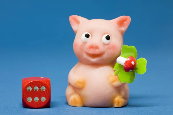 Glücksbringer Schwein Aus Marzipan Und Würfeln — Stockfoto