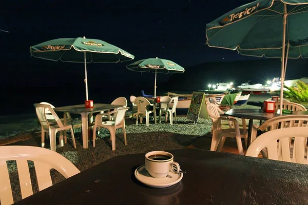 Plajda Kahve Fincanı Gece Saat Tabloyla Cafe — Stok fotoğraf