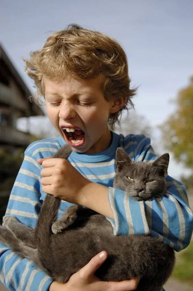 Niño Nueve Años Sosteniendo Gato —  Fotos de Stock