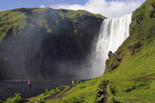 Turisták Skogafoss Vízesés Izland — Stock Fotó