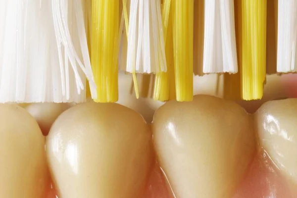 Sztuczne Protezy Szczoteczka Zębów — Zdjęcie stockowe