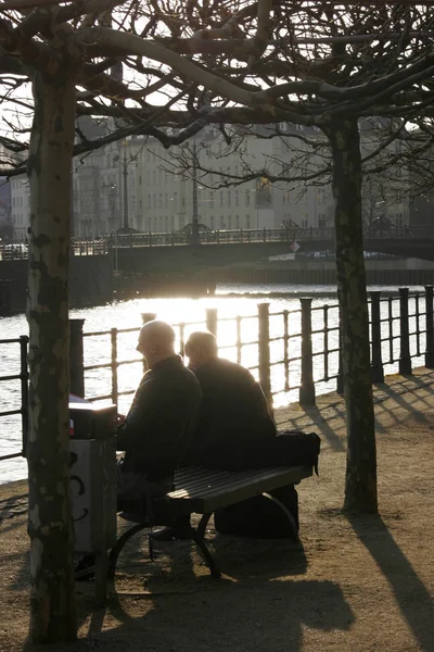 Personas Sentadas Banco Cerca Río Juerga Luz Del Atardecer Berlín — Foto de Stock