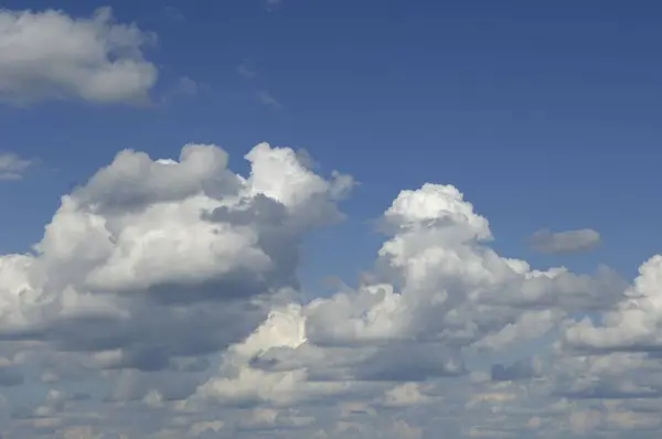 Awan putih di langit biru — Stok Foto