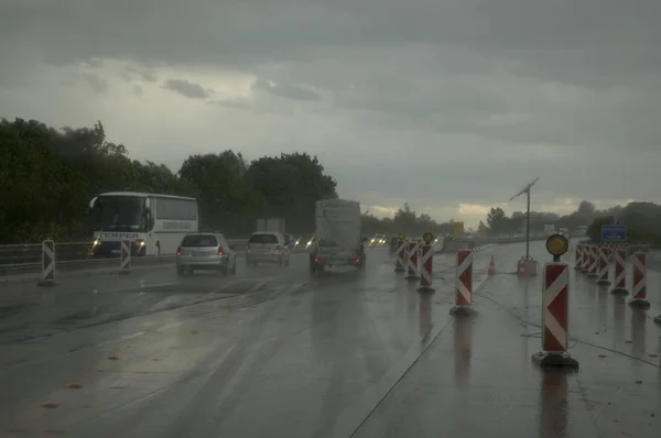 Körning i dåligt väder på motorväg — Stockfoto