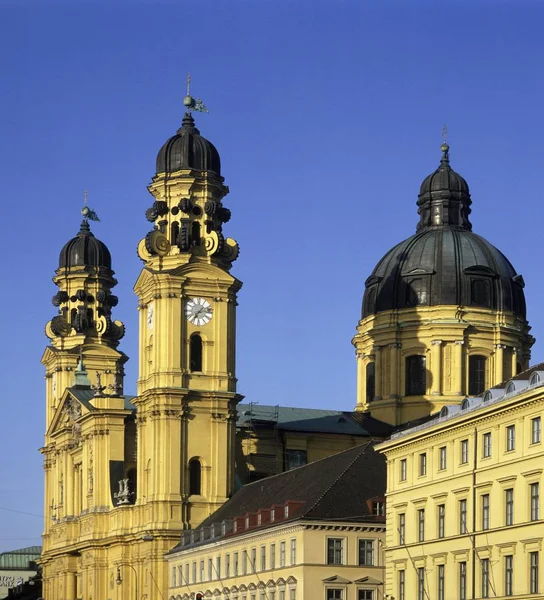 Munich Baviera Alemania Iglesia Teatro Odeonsplatz Construida Después 1662 Por —  Fotos de Stock