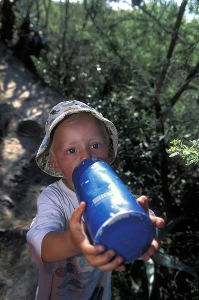 Двухлетний Мальчик Пьет Синюю Бутылку Bontebock National Park Swellendam South — стоковое фото